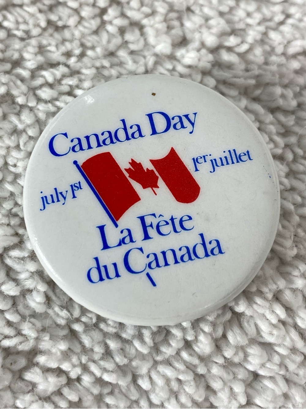 Vintage White Red Round Canada Day La Fête du Canada Pin Back Button Badge